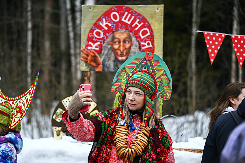 Участники народных гуляний на праздновании Бакшевской Масляницы в Подмосковье