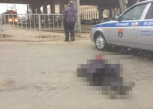 В Волгограде грузовик насмерть сбил женщину