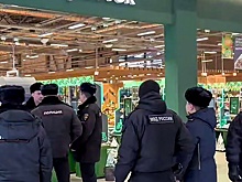 В Петербурге двоих обвиняемых в убийстве покупателя в ТЦ заключили под стражу