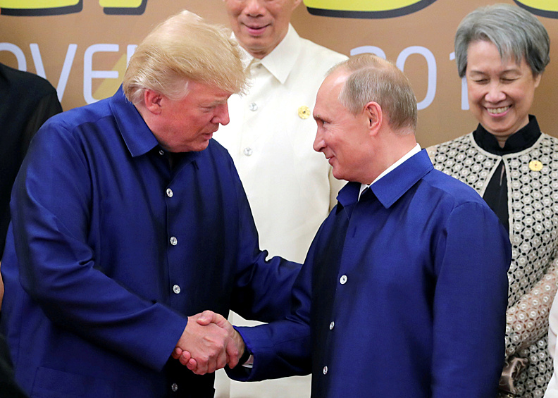 Дональд Трамп подошел к Владимиру Путину и пожал руку. После этого американский президент встал рядом с российским лидером