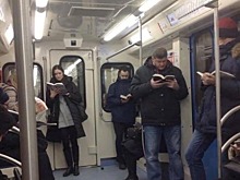 Россияне не поверили читающим книги в московском метро