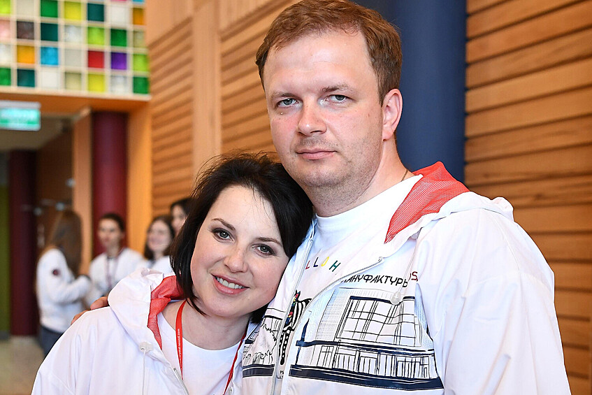Ирина Слуцкая и ее супруг, радио- и телеведущий Сергей Михеев во время субботника компании Bosco di Ciliegi в Калуге, 2021 год