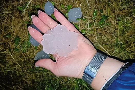 На село Готопутово в Тюменской области обрушился град размером с куриное яйцо
