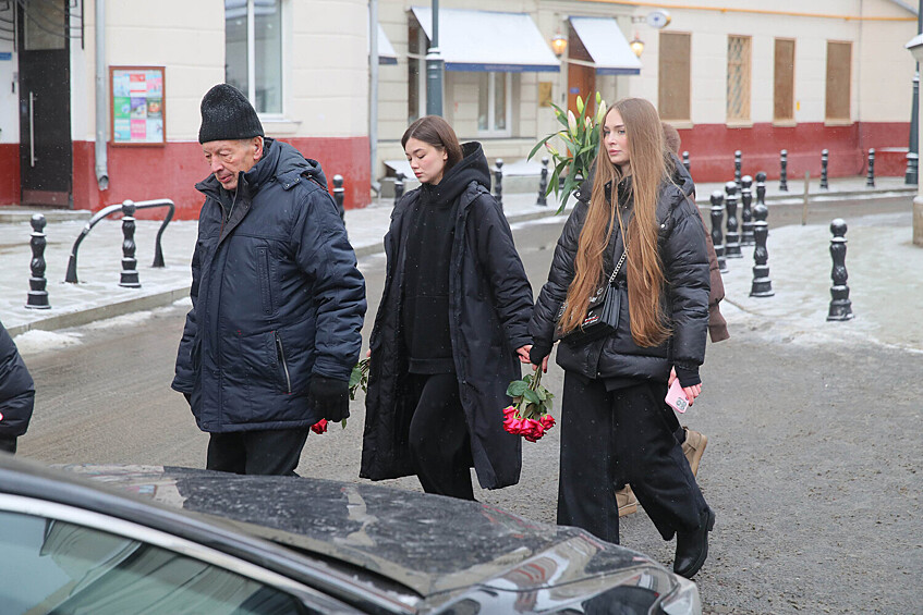 Обстановка у Московского драматического театра имени Пушкина во время прощания с народной артисткой РФ Верой Алентовой, 29 декабря 2025 года