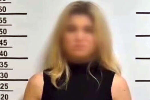 Девушка заметила открытую дверь и вынесла из квартиры москвича брюки и пиджак