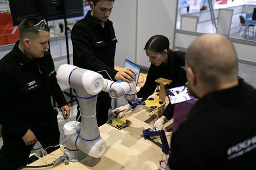 В Екатеринбурге участникам чемпионата «Хайтек» надо собрать робота за 2 дня