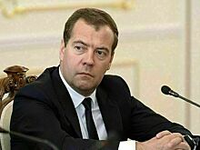Медведев назвал "глупыми" попытки Запада повлиять на власть РФ через бизнес