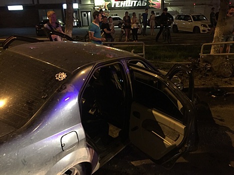 «Водитель был пьян»: на Московском шоссе легковушка влетела в ограждение около салона Porsche