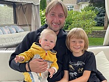 «С голоду не помру»: годовалый сын Евгения Плющенко угостил отца печеньем