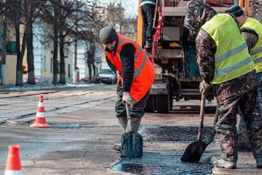 На улицах Владивостока восстанавливают дорожное ограждение