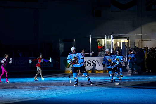 Власти четырех российских регионов провели дружескую хоккейную игру в Астрахани