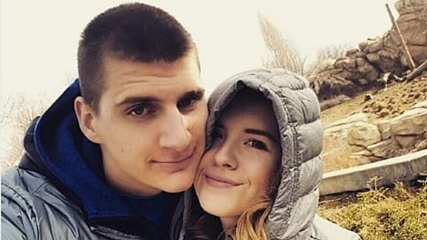 Никола Йокич играет с обручальным кольцом на шнурках
