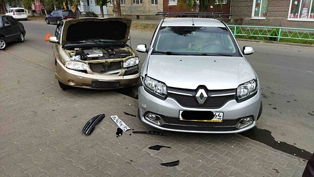 В центре Саратова столкнулись две иномарки