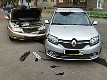 В центре Саратова столкнулись две иномарки