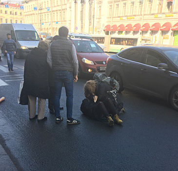 Девушку сбили на пешеходном переходе в Санкт‐Петербурге