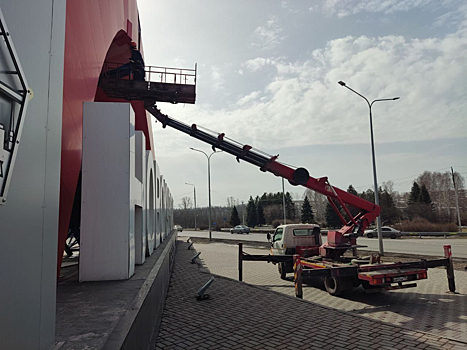 Специалисты приступили к ремонту стелы на въезде в Новокузнецк