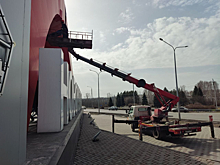 Специалисты приступили к ремонту стелы на въезде в Новокузнецк