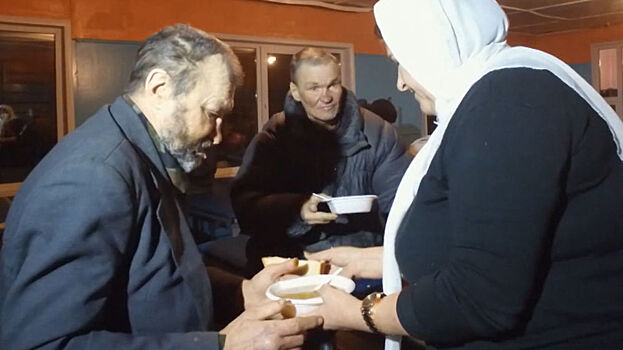 Бескорыстная доброта — женщина бесплатно кормит бездомных