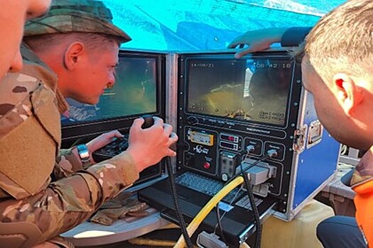 Показаны первые кадры обломков упавшего в Курильское озеро Ми-8