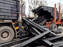 В Красноярске из КамАЗа на ходу выпал деревянный брус