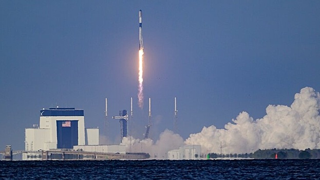 SpaceX может совершить беспилотную посадку на Луну в 2027 году – СМИ