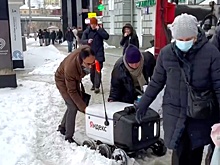 Москвичи помогли роботу-доставщику выбраться из снега