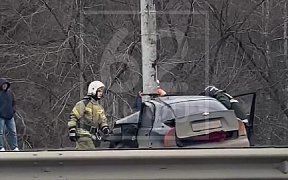 В Рязани на Московском шоссе легковушка Chevrolet врезалась в столб