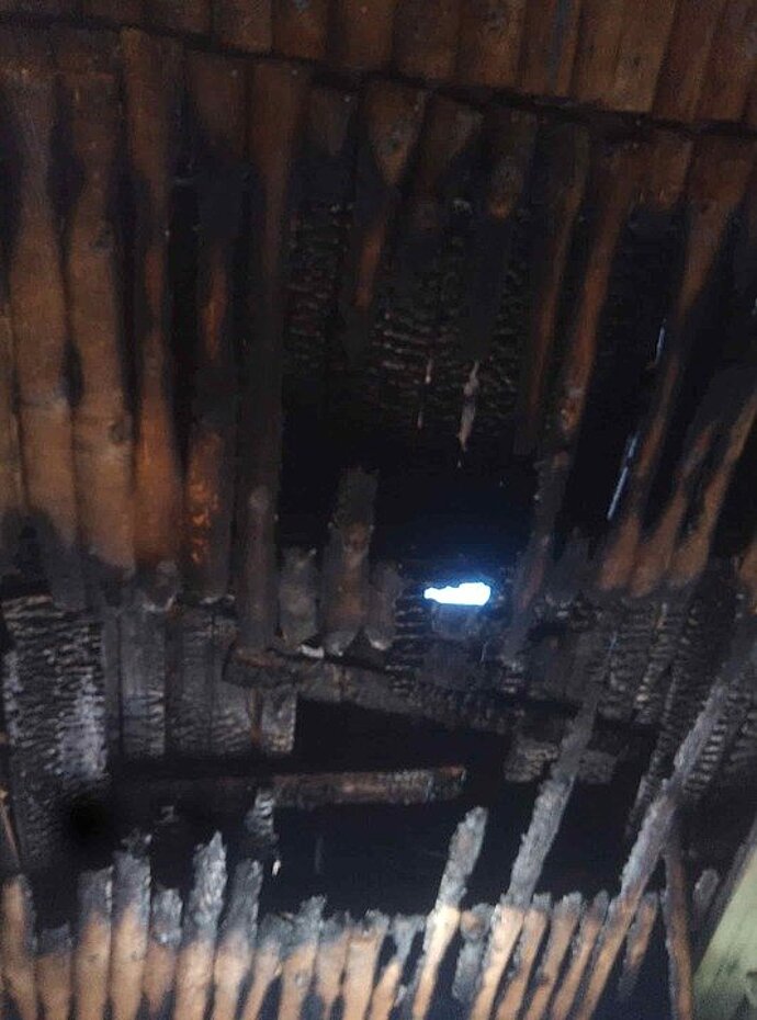 После пожара жильцы деревянного дома в Лузе живут без электричества и с дырявой крышей