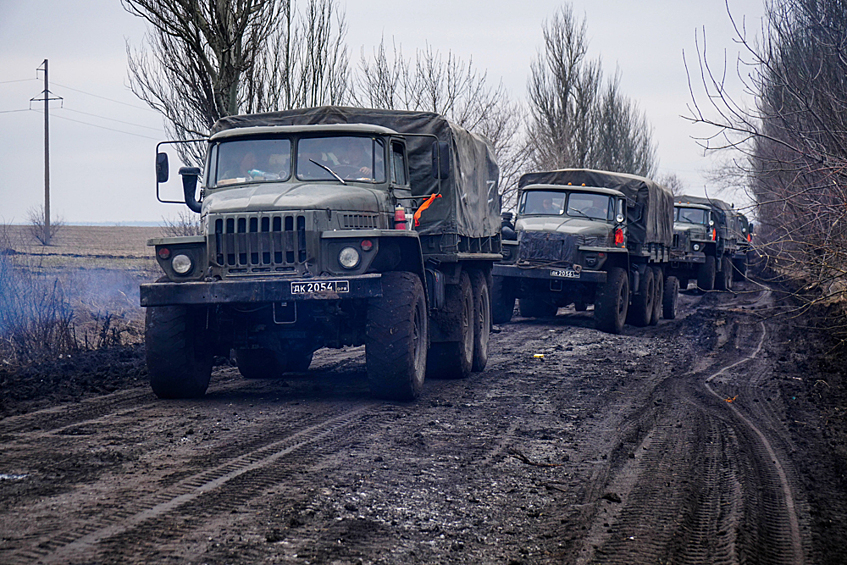 Колонна грузовых автомобилей "Урал" народной милиции ДНР на дороге под Волновахой