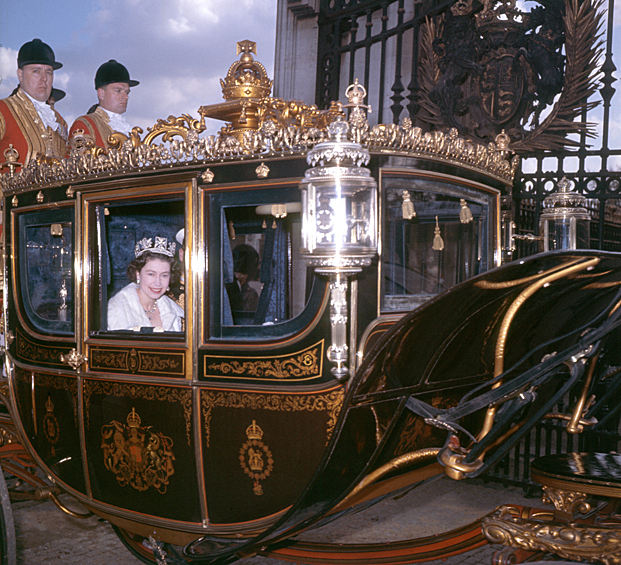 Королева Елизавета II во время поездки в карете, 1962 год