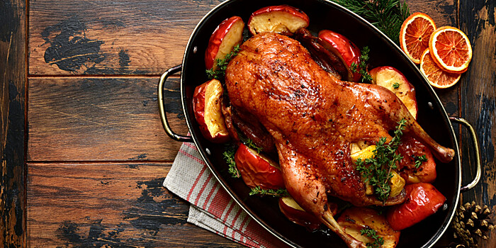 Запеченная утка с яблоками и медом: вкусное горячее блюдо к новогоднему столу