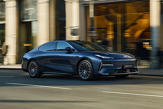 Geely объявила о старте приема заказов на большую четырехдверку