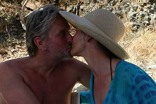 Зета-Джонс показала фото поцелуя с Дугласом в честь годовщины брака