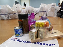 Омских медиков за работу поблагодарили чаем и конфетами