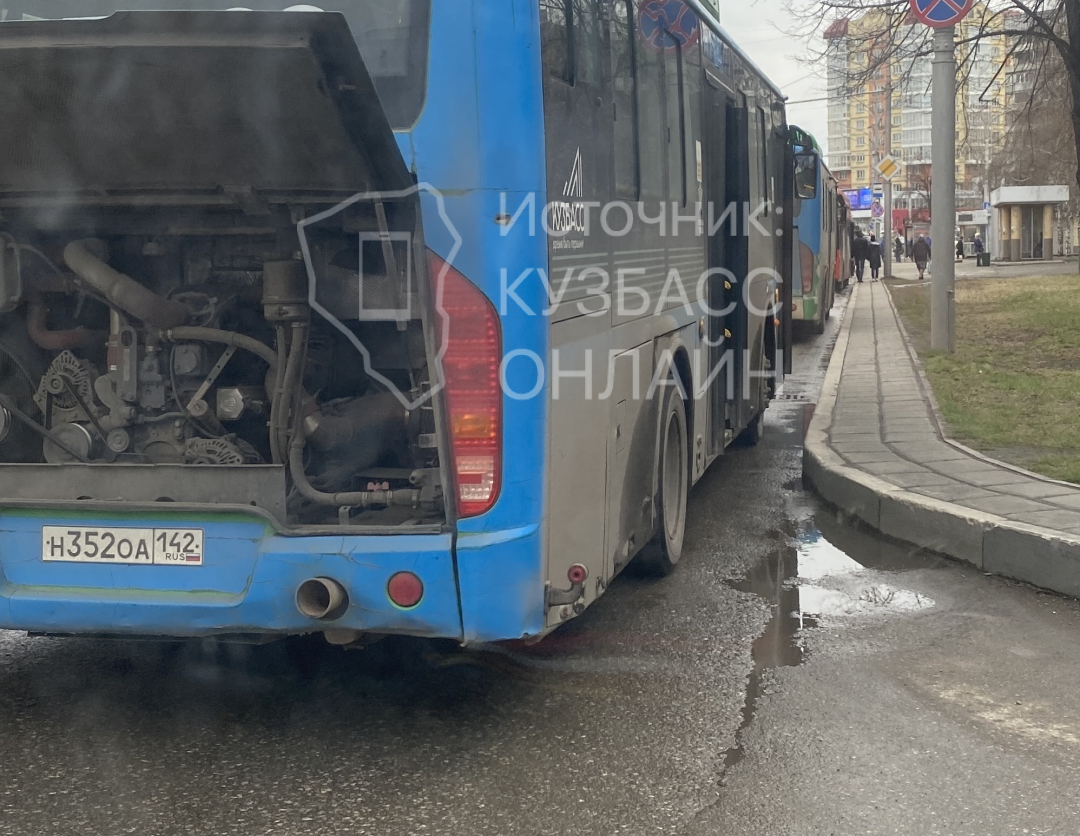 Перекрывающие выезд из двора автобусы возмутили новокузнечан