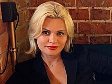 Ирина Круг заинтриговала Сеть постельным фото в шелковом платье и на шпильках