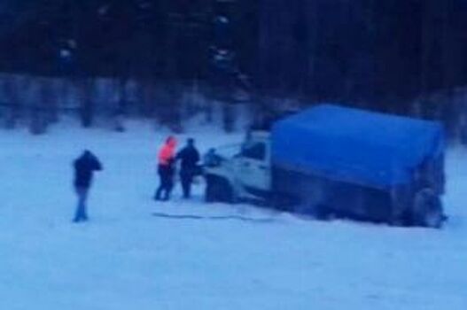 Два грузовика провалились под лед в Мамско-Чунском районе