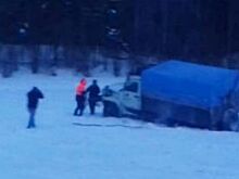 Два грузовика провалились под лед в Мамско-Чунском районе