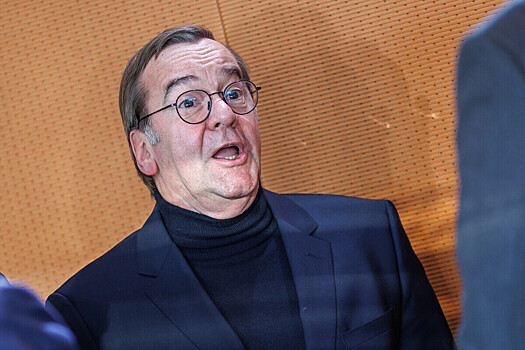 Министр обороны Германии увидел в свитере Лаврова вызов всему миру