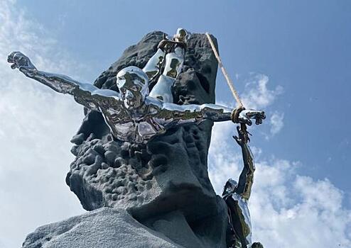 На перевале Дятлова установили монумент в память о погибших студентах