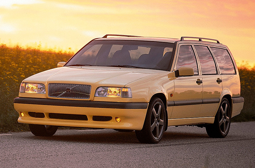 Volvo 850 T5-R/850 R. Серия 800 с поперечной компоновкой открыла новую главу в истории Volvo. Ну а «эрки» — украшение гаммы и самобытное явление в мире «слиперов». На создание T-5R 1995 года у команды разработчиков были символические девять месяцев. В качестве основы выступила шустрая 225-сильная 850 Turbo. Измененная прошивка электронного управляющего блока и чуть увеличенное давление турбонагнетателя позволило выжать 243 л.с. и 340 Нм. Сюда бы полный привод, но увы — ведущие колеса передние. Одними из самых редких среди T-5R считаются четырехдверки зеленого цвета — 329 экземпляров. Для сравнения, универсалов в таком колере 1582 единицы. Особенно известны харизматичные «сараи» лимонной расцветки, как на фото.