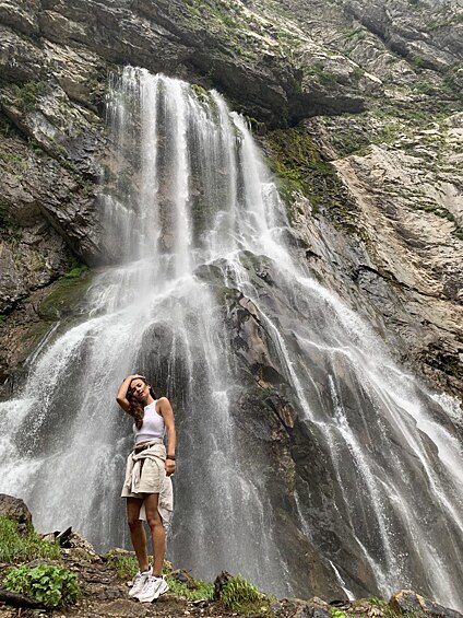 Гегский водопад недалеко от озера Рица был одним и первых водопадов, куда привозили туристов. Стоя у подножия бьющего из скалы водопада высотой около 70 метров, можно почувствовать настоящую силу первозданной природы.