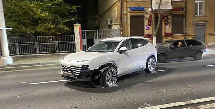 В Ростове BMW врезался в припаркованные автомобили