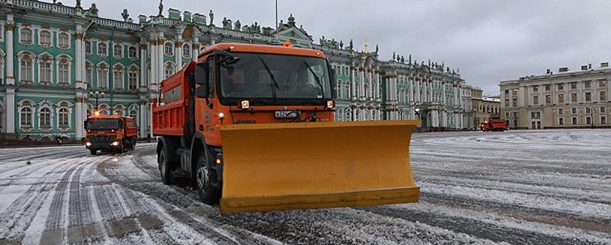 Спецтехника снесла ограду на Лиговском проспекте - очевидцы