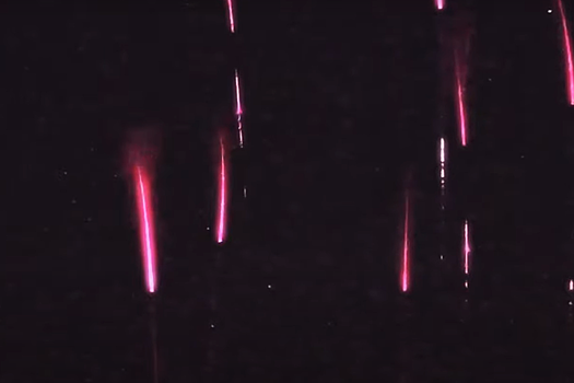 На Урале сняли на видео гигантские красные молнии