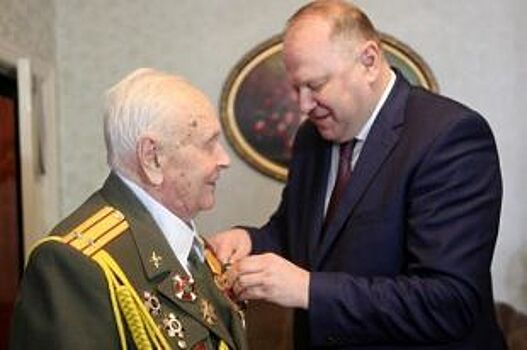 Полпред вручил юбилейную медаль ветерану Александру Ледневу