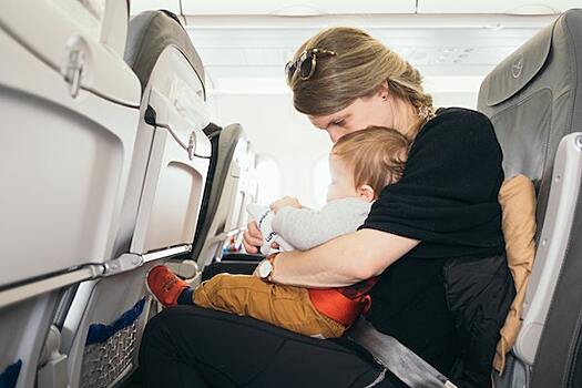 Пассажиры самолета восхитились попутчицей с младенцем