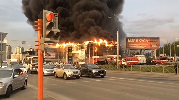 В Кемерове горит автоцентр Hyundai