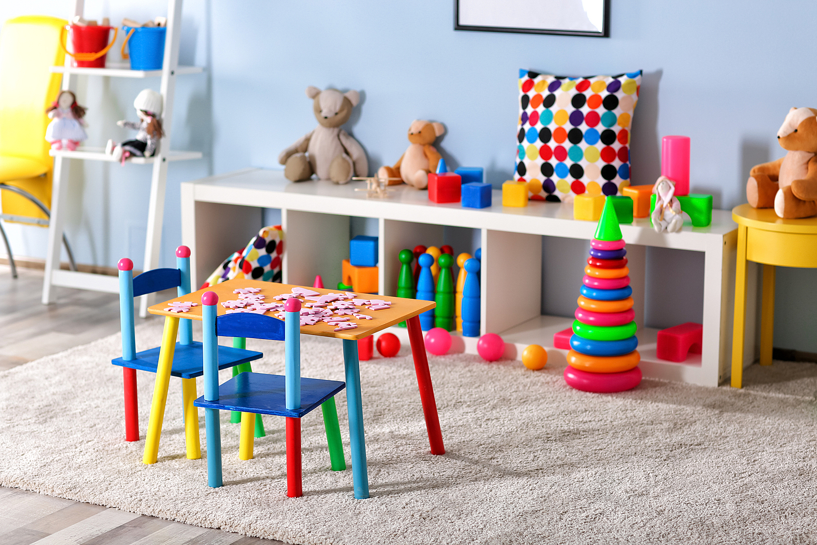 Bedroom toys. Детские игрушки в комнате. Игрушки для игровой комнаты. Комната с игрушками. Игрушки в интерьере.