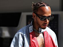 Хэмилтон представил новый дизайн шлема после перехода в Ferrari